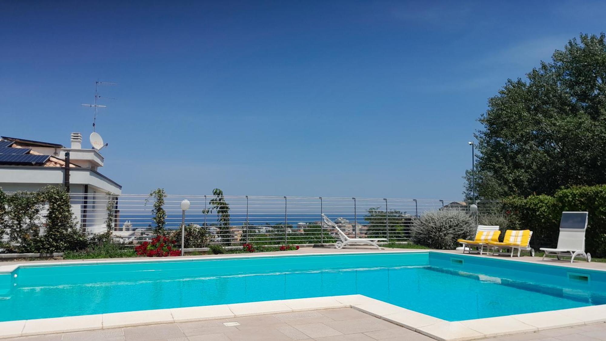 Just Blue Hotel Montesilvano Ngoại thất bức ảnh